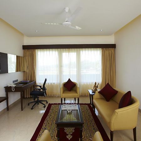 RNS Golf Resort&Nature Cure Centre Māvalli Extérieur photo