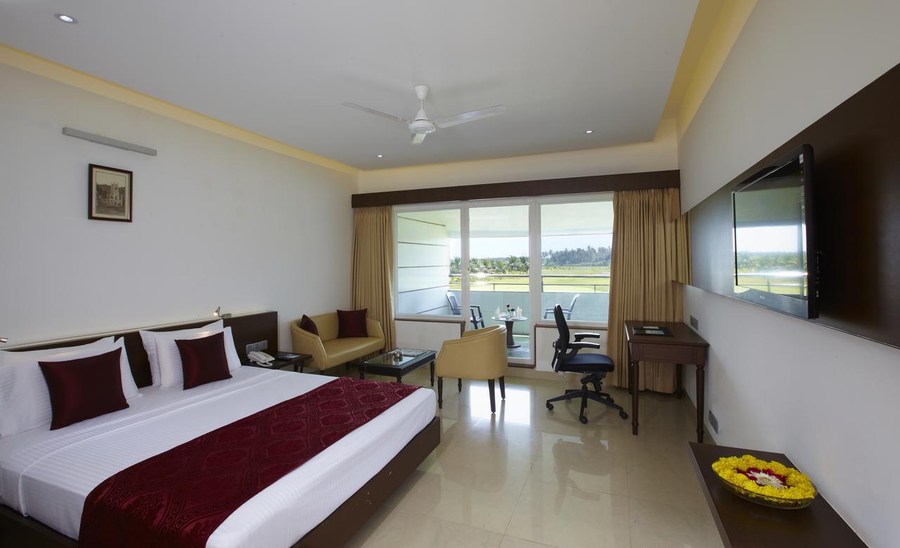 RNS Golf Resort&Nature Cure Centre Māvalli Extérieur photo