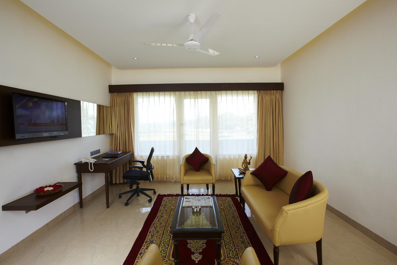 RNS Golf Resort&Nature Cure Centre Māvalli Extérieur photo