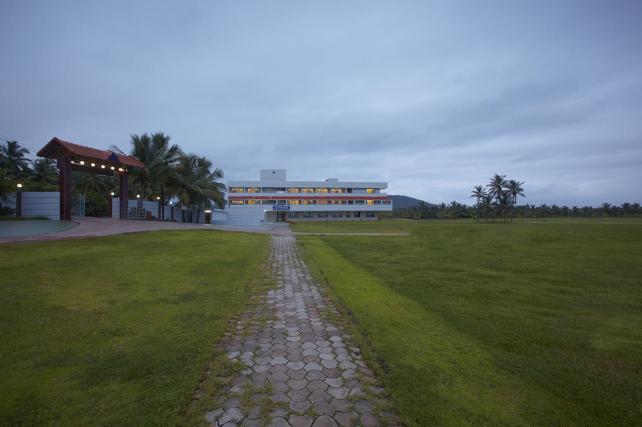 RNS Golf Resort&Nature Cure Centre Māvalli Extérieur photo